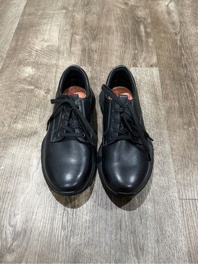 Comfortiva Mariah black leather lace-up sneakers Women’s Size 7 Euc